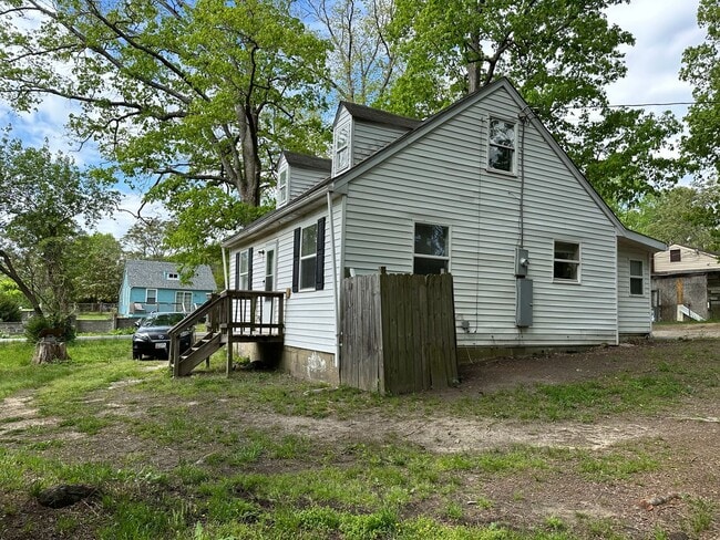 Building Photo - Spacious 3 Bedroom, 1 Bathroom House on quiet street