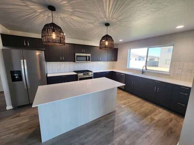 Building Photo - Brand New 5 Bedroom