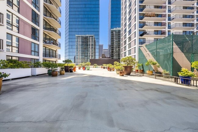 Building Photo - 2BED 2 BATH ALL UTILITIES INCLUDED DOWNTOW...