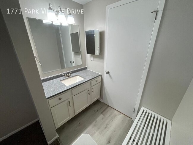 Building Photo - 1771 Park Village Dr