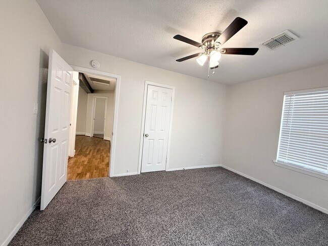 Building Photo - Adorable 3/1/1 Home on Giant Lot in Lake J...