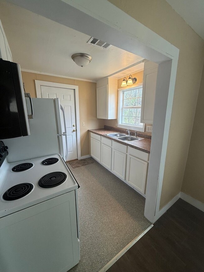 Building Photo - Sweet, Stylish and functional 1 bedroom cottage in Norman, all new inside and squeaky clean!  Rea...