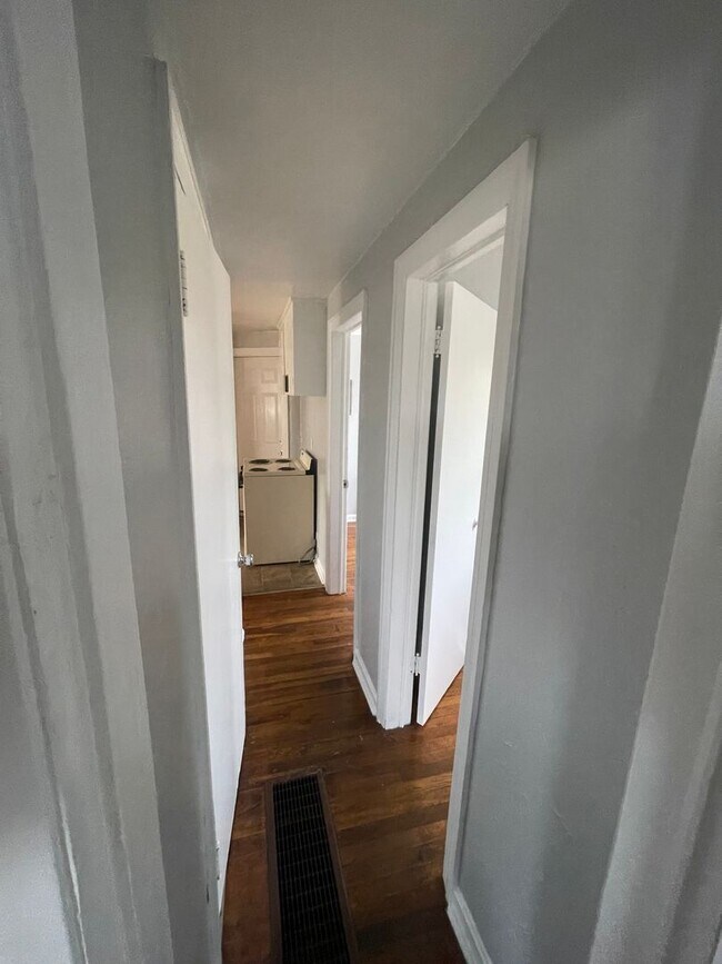 Building Photo - Large 1 Br upstairs apartment - with 2 bon...