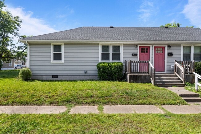 Building Photo - Cozy 2-Bedroom Duplex Apartment in Norfolk
