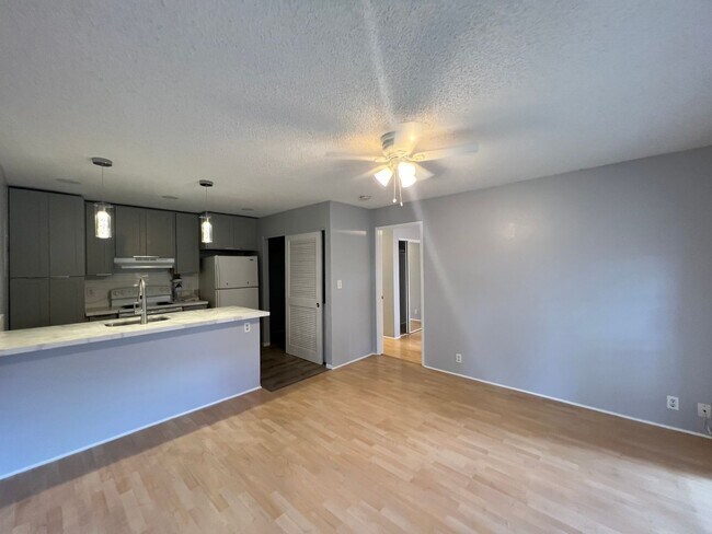 Primary Photo - Upstairs Corner Unit 1 Bedroom/1 Bath Town...