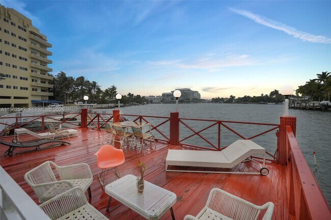 Building Photo - 4740 Pine Tree Dr