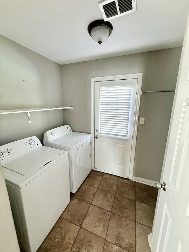 Building Photo - 15914 Mill Hollow Dr