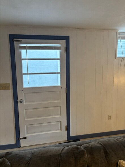 Building Photo - 13 Pennwood Rd