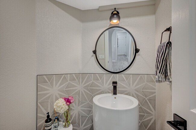Building Photo - 4 Bedroom Contemporary Furnished-Renovated...