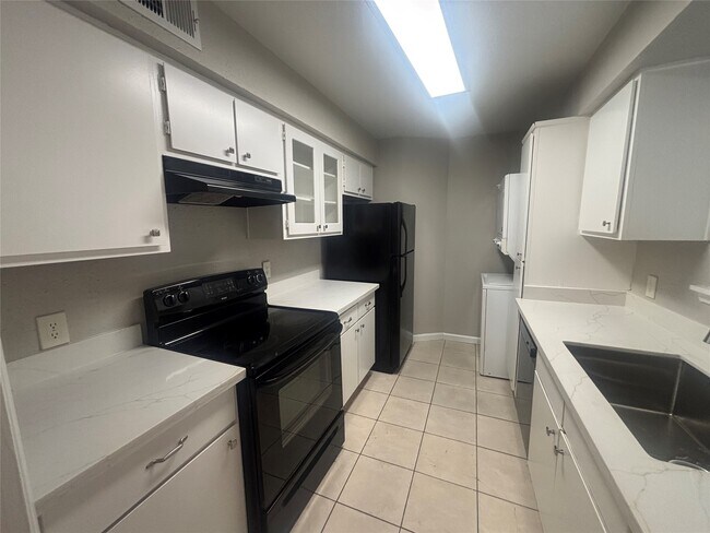 Building Photo - 18800 Egret Bay Blvd