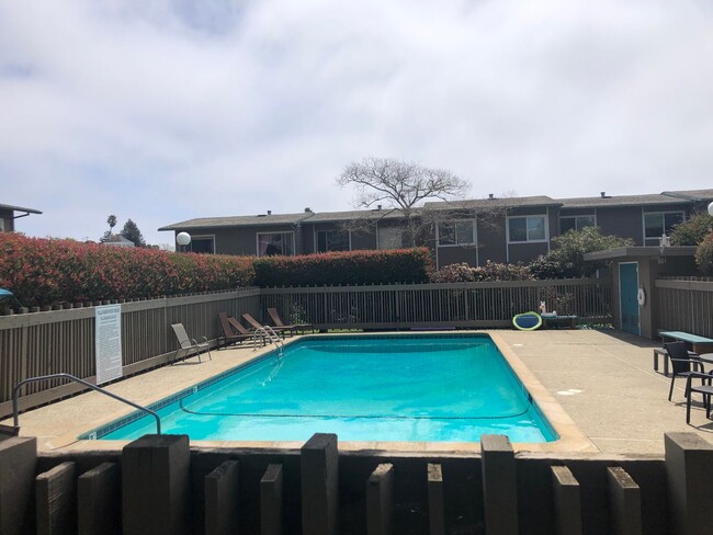 Building Photo - 3 Bed/ 2 Bathroom House in Santa Cruz