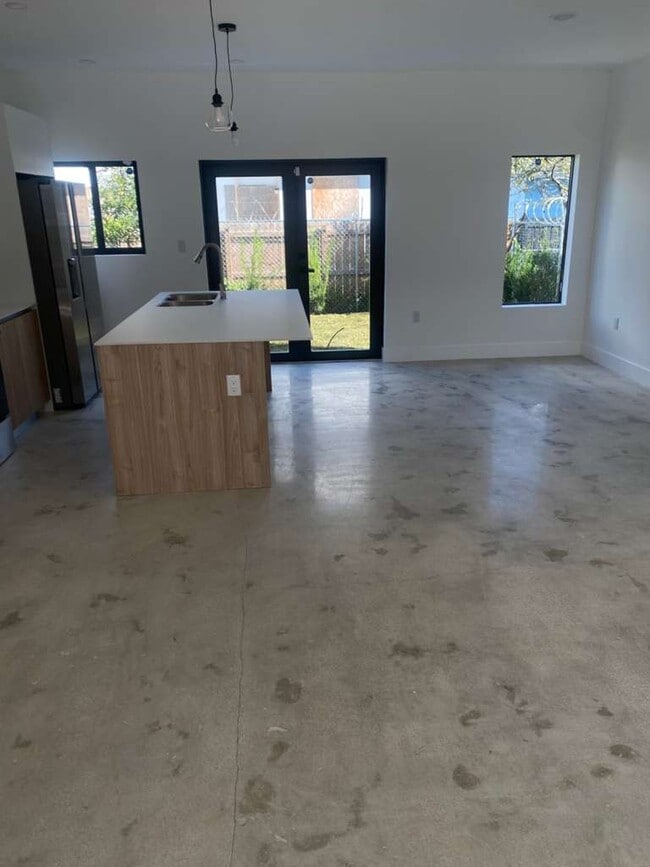 Building Photo - Elegworld 6233 NW