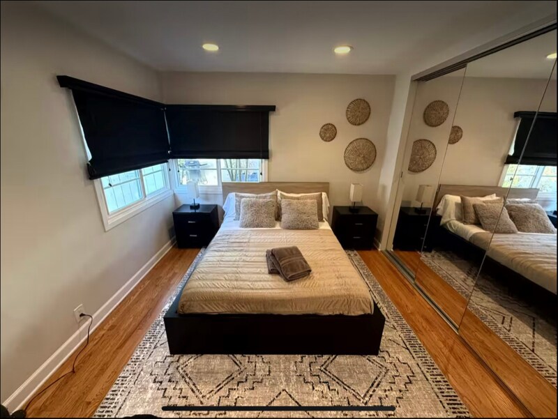 Building Photo - 404 S Beachwood Dr