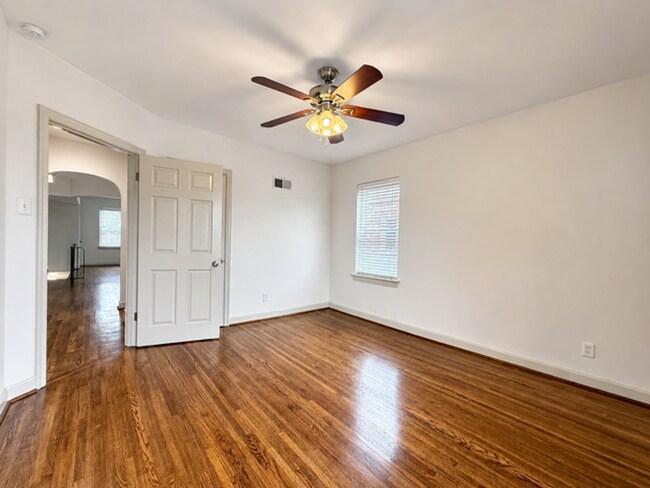 Building Photo - 4633-4635-4635 Jamieson Ave