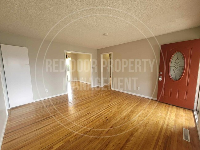 Building Photo - 1502 E Jump St