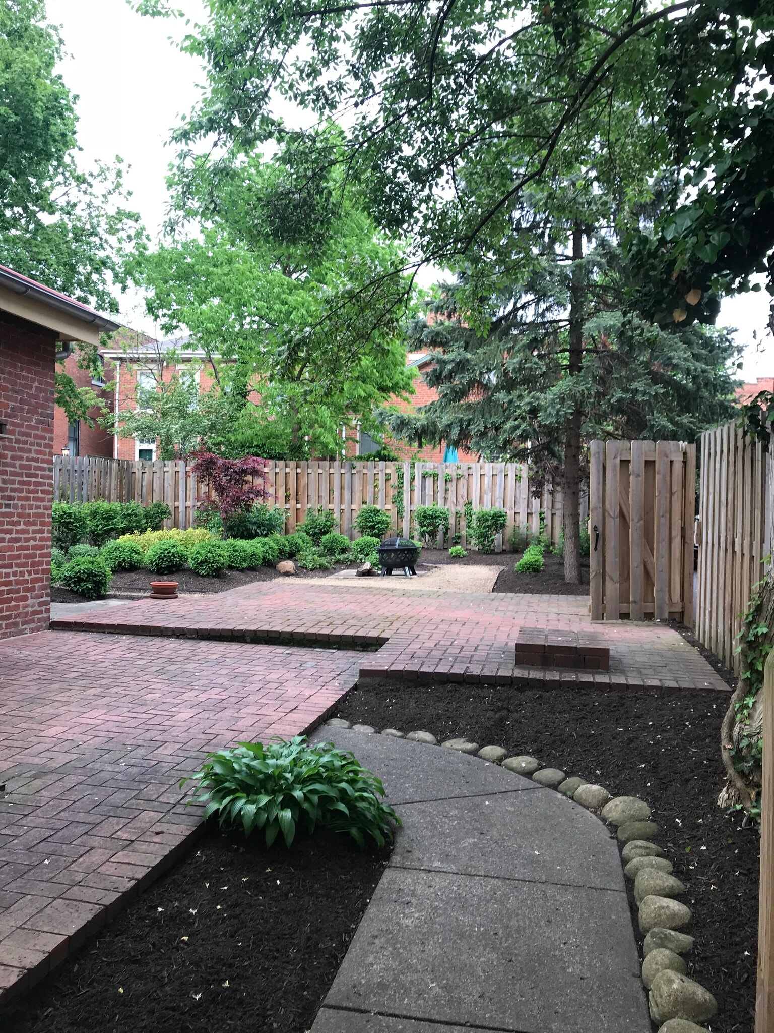 View of patio and fenced back yard - 628 S 3rd St