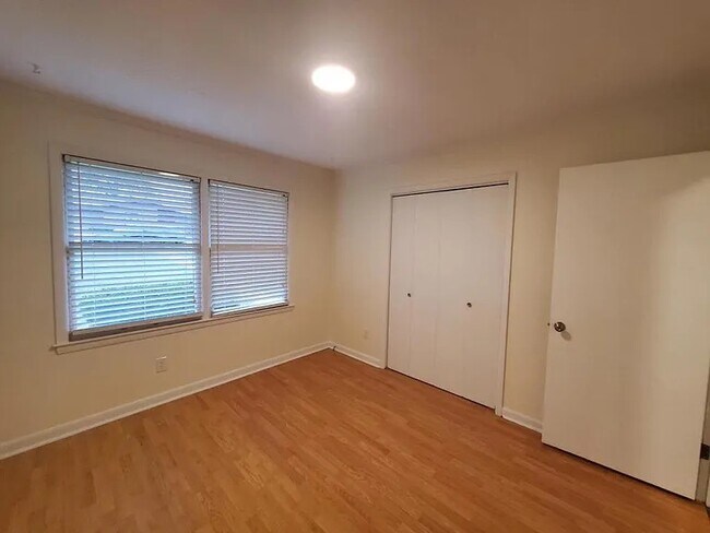 Building Photo - 504 Robin Ln