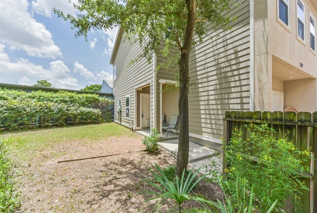 Building Photo - 242 Lenox St