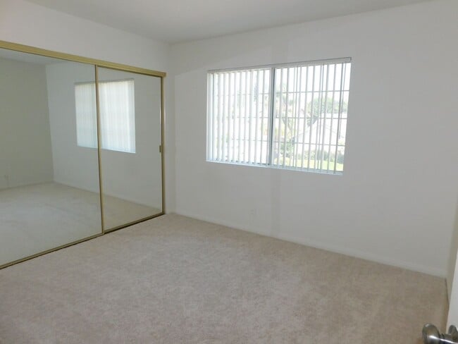 Building Photo - Spacious 4 bedroom 2.5 bath two soty house...
