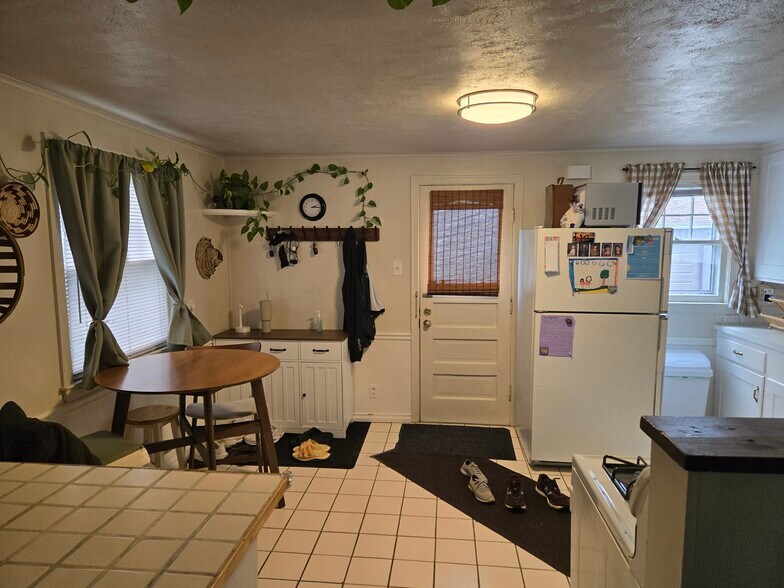 Building Photo - 615 Starin Ave