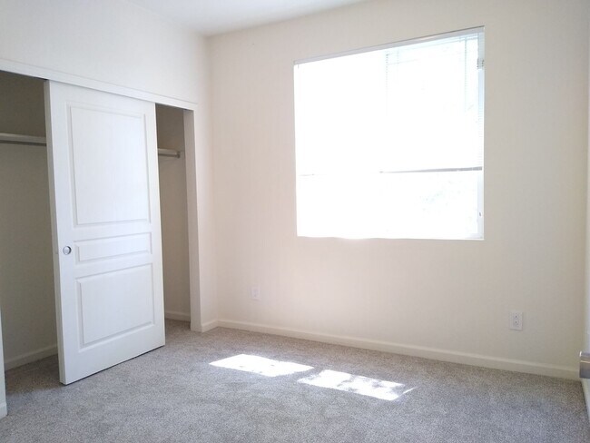 Building Photo - Beautiful and Spacious 3 Bedroom 2 Bath To...