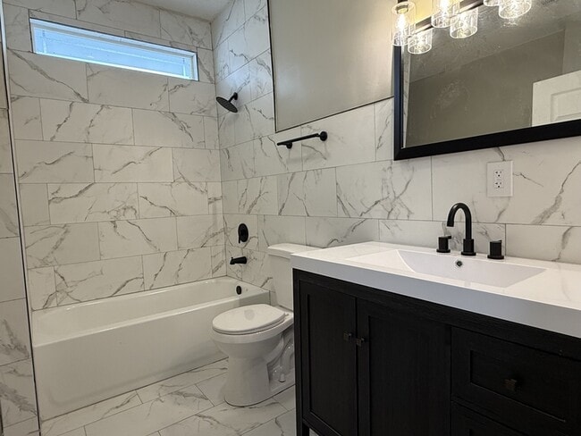 Building Photo - 728 W 39th St