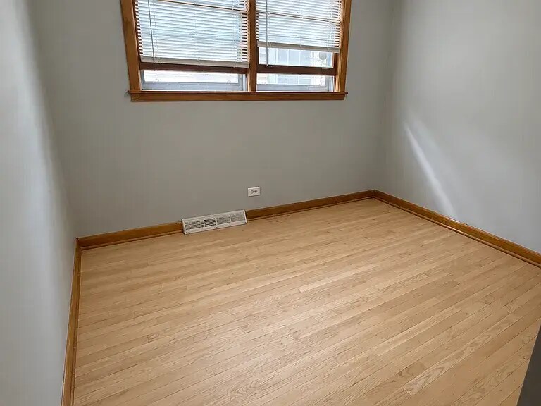 bedroom - 8113 S Exchange Ave