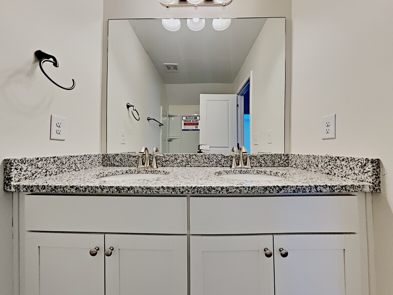 Building Photo - 307 Camp dr