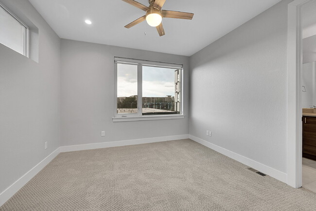 Building Photo - $3,175.00 - 2 Bedrooms, 2.2 Bathrooms, Tow...