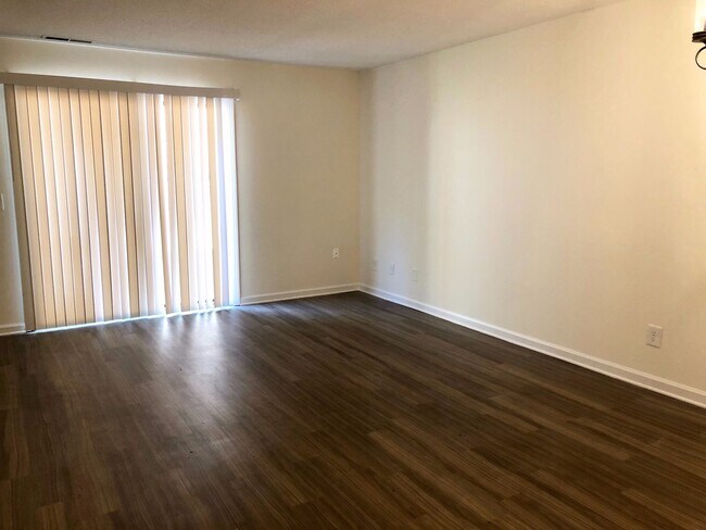 Building Photo - Newly Renovated Apartment at Village Green