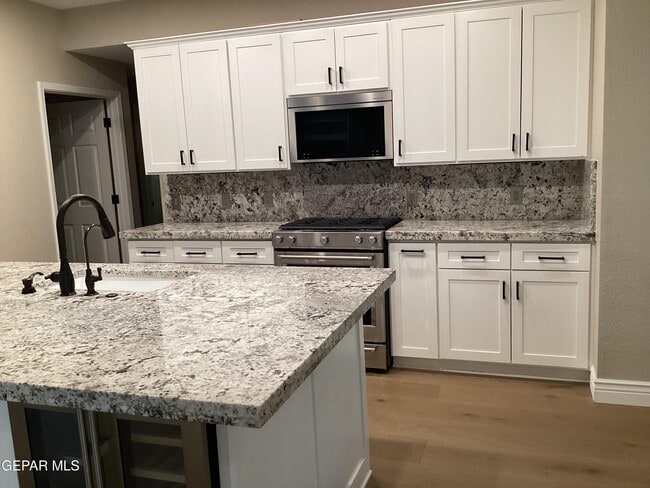 Building Photo - 305 Cloud Song E