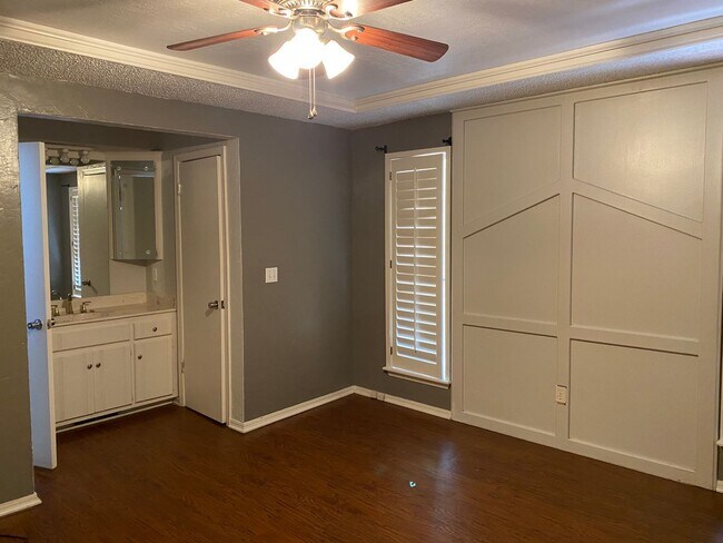 Building Photo - 2312 Shadowlake Dr