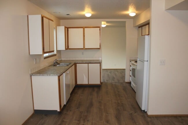 Building Photo - Three bedroom townhouse