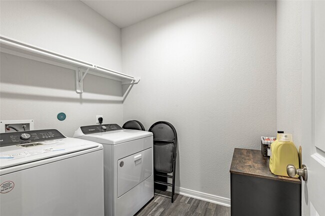 Building Photo - 410 Del Monte Dr