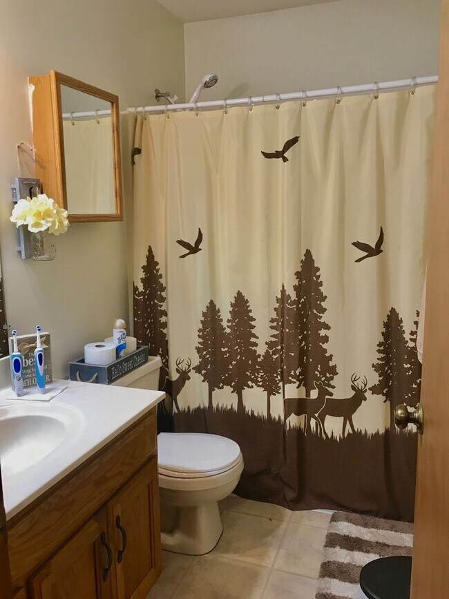 Building Photo - 2 bed 1 bath unit
