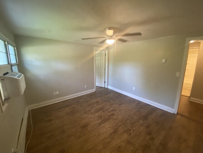 Building Photo - 2205 Russelldale Ave