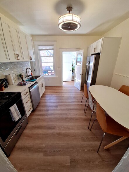 Kitchen - 135 E Reed St
