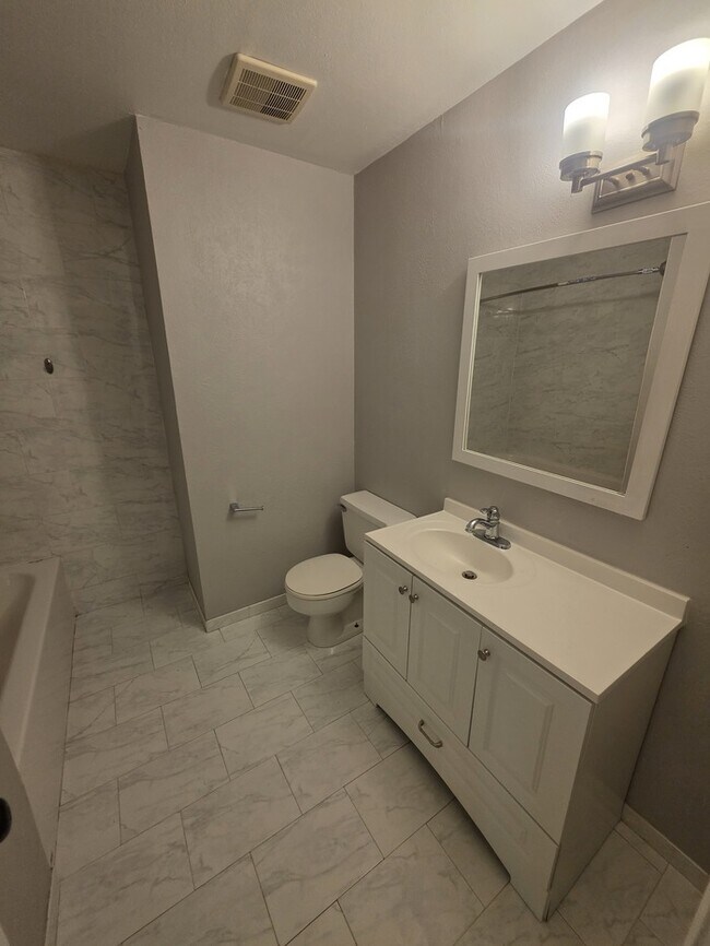 Building Photo - 3 bed 2 bath home with 2 car garage!