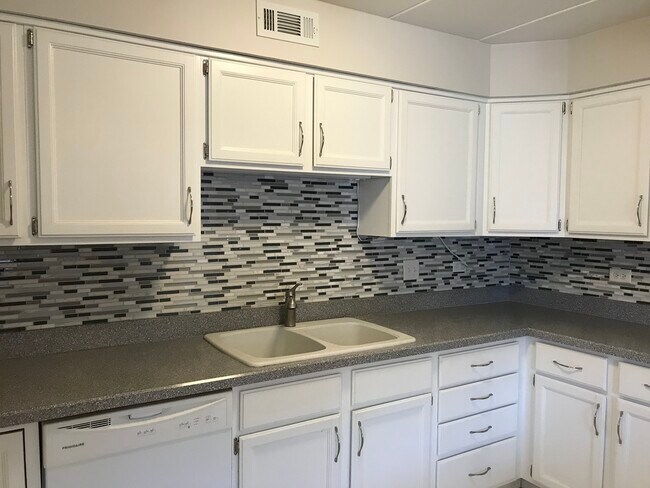 Building Photo - 9941 Treetop Dr