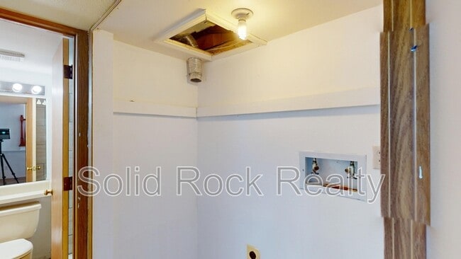 Building Photo - 935 Greenbrier Dr