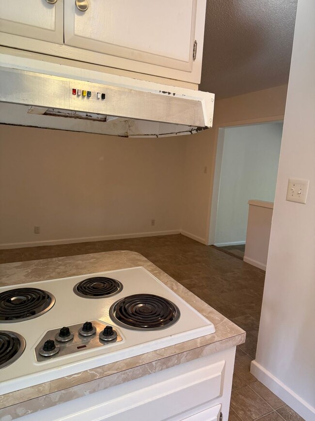 Building Photo - 1562 Oakroyal Dr