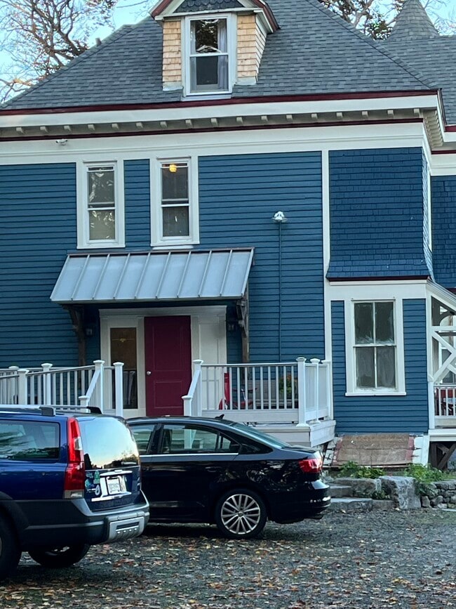 Building Photo - 659 Southbridge St
