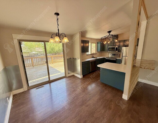 Building Photo - Single-Level 3 BR in NE Bend with large fully-fenced yard