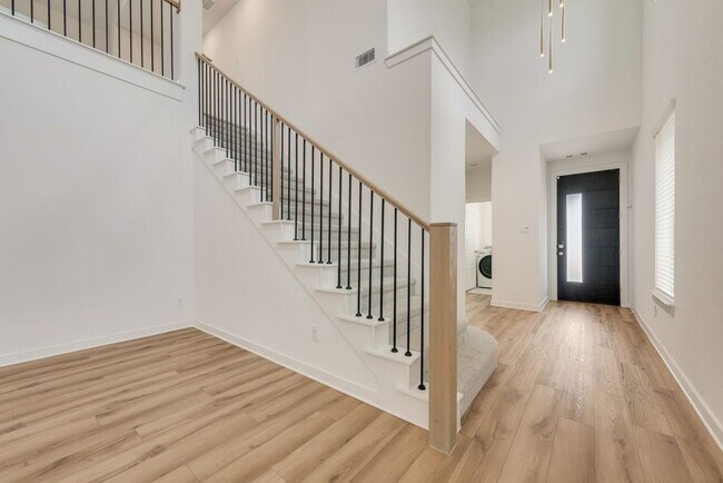 Building Photo - Beautiful 5 bedroom 3 full bath home in the heart of Heartland!