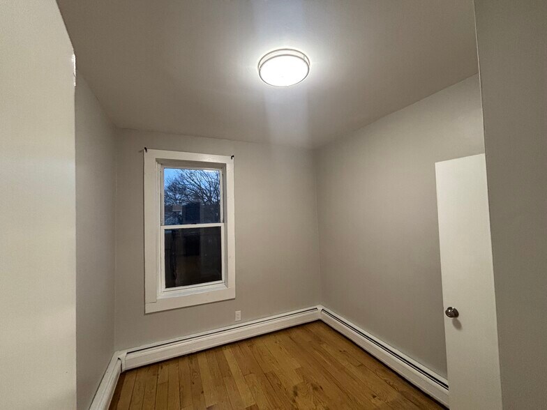 Building Photo - 220 51st St