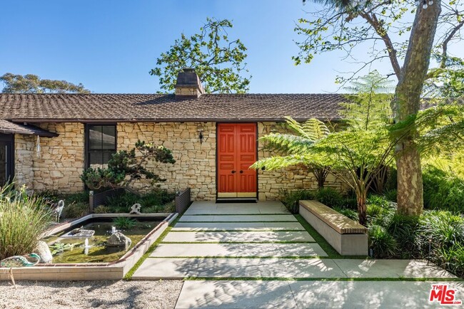 Building Photo - 400 Toyopa Dr