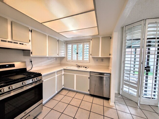 Building Photo - Single Story Beautiful House - Close to Ev...
