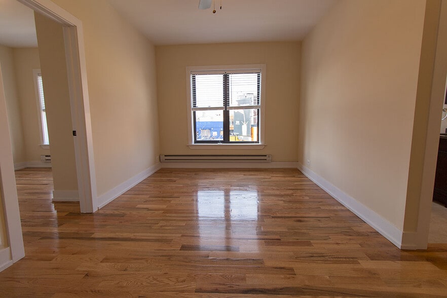 Building Photo - 909 W Cornelia Ave