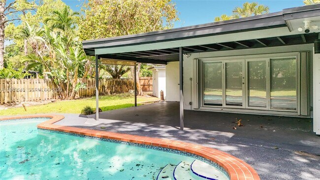 Building Photo - 4330 SW 7th St