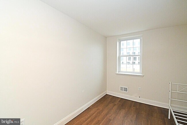 Building Photo - 1554 N Lawrence St